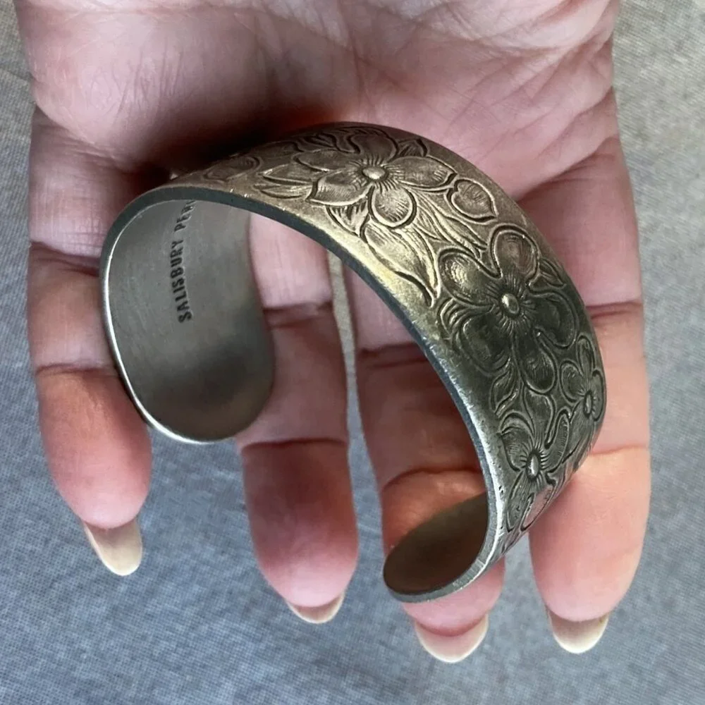Signed Salisbury Pewter, Cuff Engraved Bracelet, Flower Of The Month "February" - Picture 6 of 11